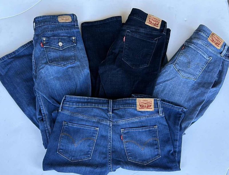 Photo 1 of WOMEN’S WEAR 4 LEVI STRAUSS SIZE 27-28 PETITE JEANS.