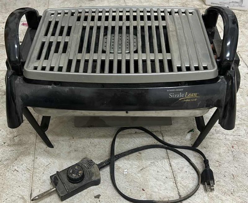 Photo 1 of BLACK AND DECKER INDOOR GRILL