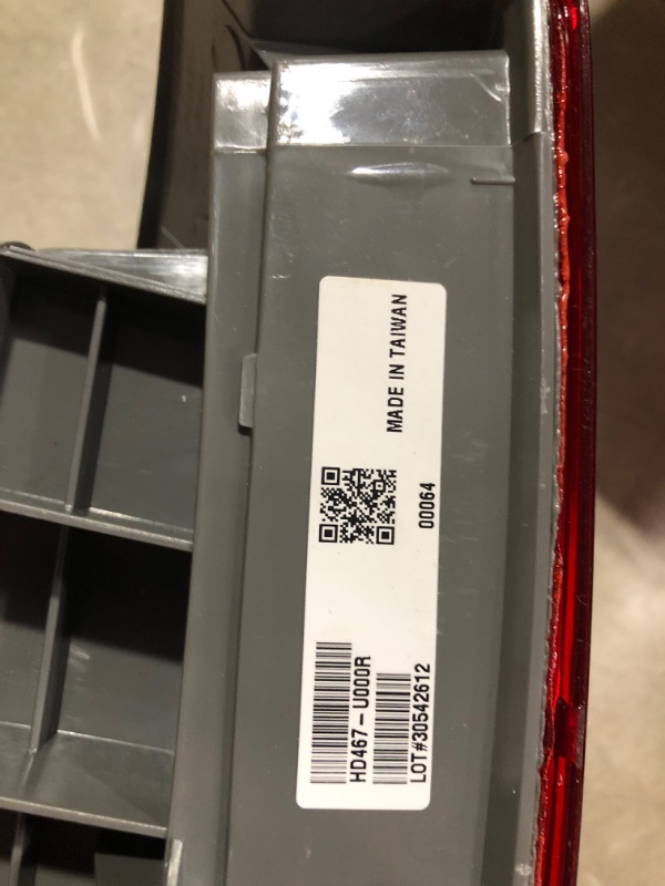 Photo 3 of ***DAMAGED - SEE COMMENTS***
Dorman 1611163 Passenger Side Tail Light Assembly Compatible with Select Honda Models, OEM Part #'s ?11617701; 7222-0033R; HD467-U000R; 33501SDAA32