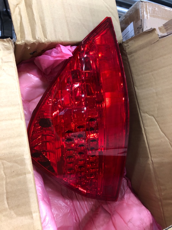 Photo 2 of ***DAMAGED - SEE COMMENTS***
Dorman 1611163 Passenger Side Tail Light Assembly Compatible with Select Honda Models, OEM Part #'s ?11617701; 7222-0033R; HD467-U000R; 33501SDAA32