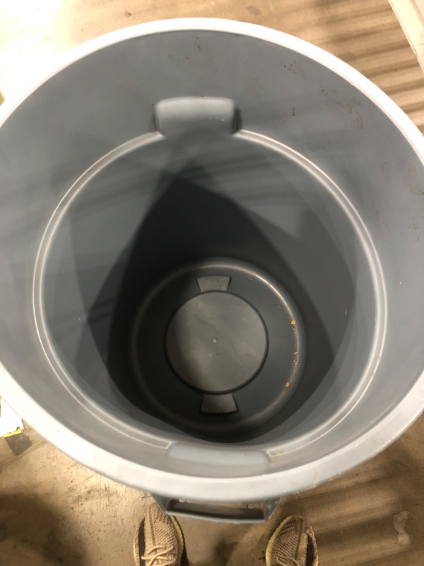 Photo 1 of **SEE NOTES**32 gal Large Trash Can, Gray