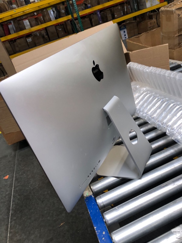 Photo 8 of Apple 2020 iMac with Retina 5K Display (27-inch, 8GB RAM, 256GB SSD Storage)
