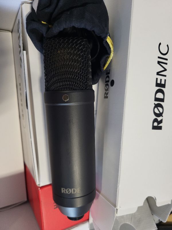 Photo 4 of ****NON FUNCTIONAL//SOLD AS PARTS**** 
RØDE NT1 5th Generation Large-diaphragm Studio Condenser Microphone with XLR and USB Outputs, Shock Mount and Pop Filter for Music Production, Vocal Recording and Podcasting (Black) NT1 5th Gen Black