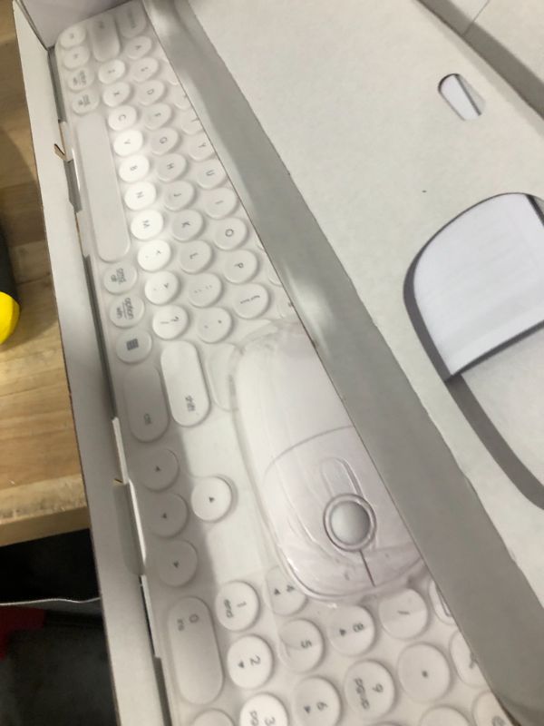 Photo 1 of *** MISSING USB**** seenda Wireless Keyboard and Mouse, USB & Type C Keyboard Mouse Combo, Full Size White Wireless Keyboard Compatible for Win 7/8/10, MacBook Pro/Air, Laptop, PC - White
