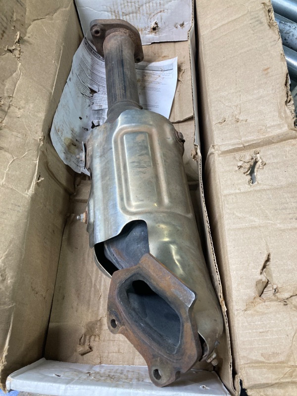 Photo 4 of ///////USED/////AS IS///////Dorman 674-307 Passenger Side Catalytic Converter with Integrated Exhaust Manifold for Select Jeep Models (Non-CARB Compliant)