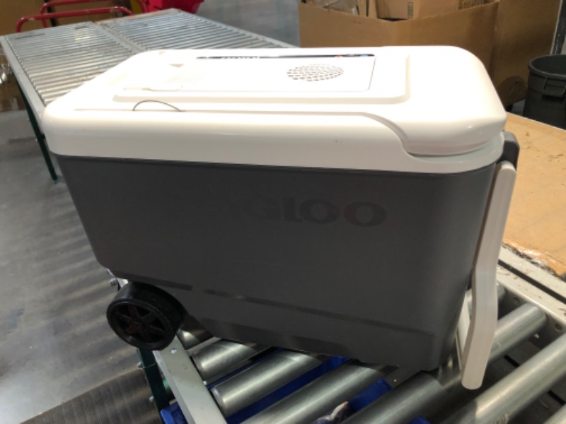 Photo 6 of ***USED - NO PACKAGING - UNABLE TO TEST - SCRATCHED AND SCRAPED***
Igloo Versatemp™ 35 Qt Wheeled Electric Cooler