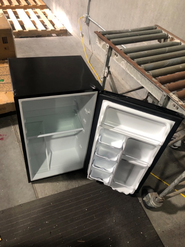 Photo 5 of ***NONREFUNDABLE**FOR PARTS OR REPAIR**SEE NOTES***
COMFEE' CRM33S3ABB 3.3 CuFt mini fridge Singel Door Small Fridge, Black