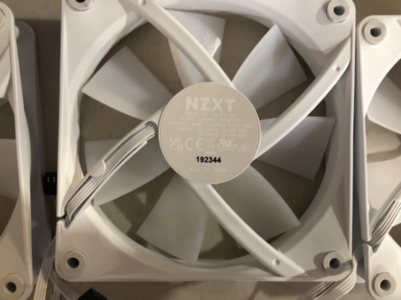 Photo 10 of ***MINOR DAMAGE (WEAR) *STILL HAS THERMAL PASTE ON BACK OF DISPLAY***
NZXT Kraken Elite 360 RGB AIO CPU Liquid Cooler – 360mm Radiator – Personalizable Wide-Angle LCD Screen  RGB Lighting – High-Performance Pump – 3 x 120mm RGB Fans – Low Noise – White Kr