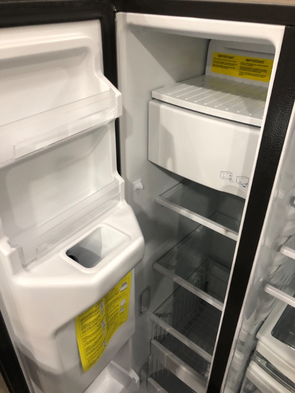 Photo 3 of GE 25.1-cu ft Side-by-Side Refrigerator with Ice Maker (Stainless Steel)
