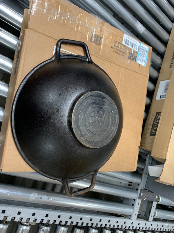 Photo 3 of * see images *
Lodge Cast Iron Wok with Loop Handles, Black, 14"