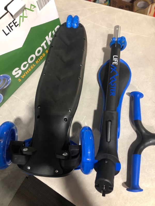 Photo 2 of * used * damaged * see images *
Kids Scooter – Foldable Seat – LED Wheel Lights Illuminate When Rolling – Children and Toddler 3 Wheel 