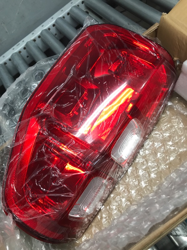 Photo 3 of Dasbecan Left Driver Side Tail Light Assembly Rear Lamp Compatible with 2019-2022 Ford Ranger XL XLT (without blind spot) Left Driver Side Without blind spots