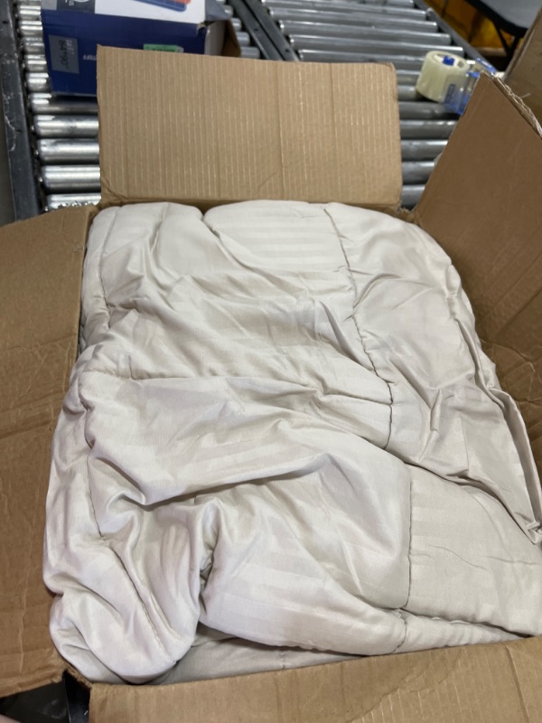 Photo 1 of Twin size comforter