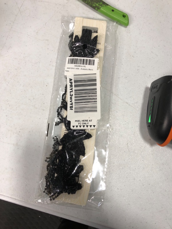 Photo 1 of BABEYOND 1920s Flapper Headpiece Roaring 20s Headband Great Gatsby Headband Chain for Women Vintage Hair Accessory (Black)
