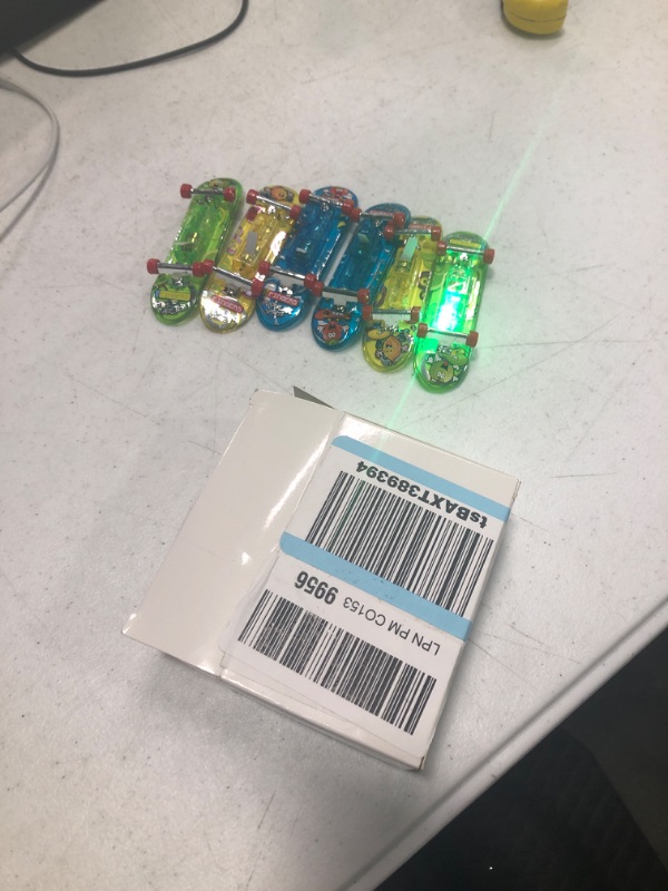 Photo 1 of 6 Pcs  Mini Finger Toys Set Finger Skateboards LED Fingerboard Creative Fingertips Movement Mini Skateboards Novelty Creative Toys Party Favors Decorations Supplies Teens (Cute)