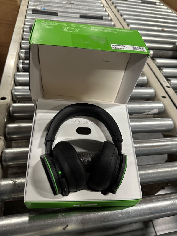 Photo 3 of Xbox Wireless Headset – Xbox Series X|S, Xbox One, and Windows 10 Devices