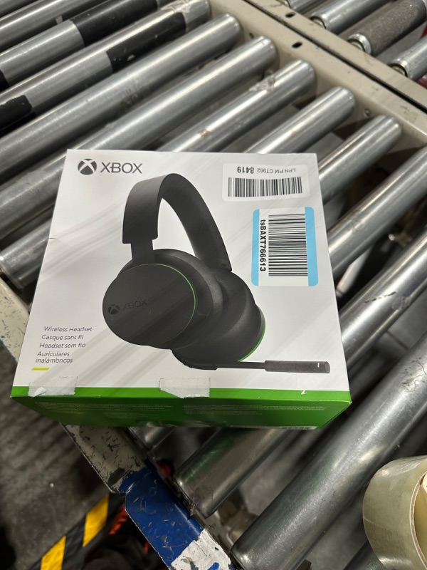 Photo 2 of Xbox Wireless Headset – Xbox Series X|S, Xbox One, and Windows 10 Devices