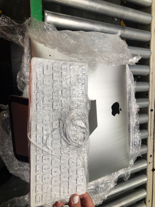 Photo 4 of ***parts only cracked screen**
iMac (Retina 4K, 21.5-inch, 2017)
Serial Number: D25TV00GJ1G9