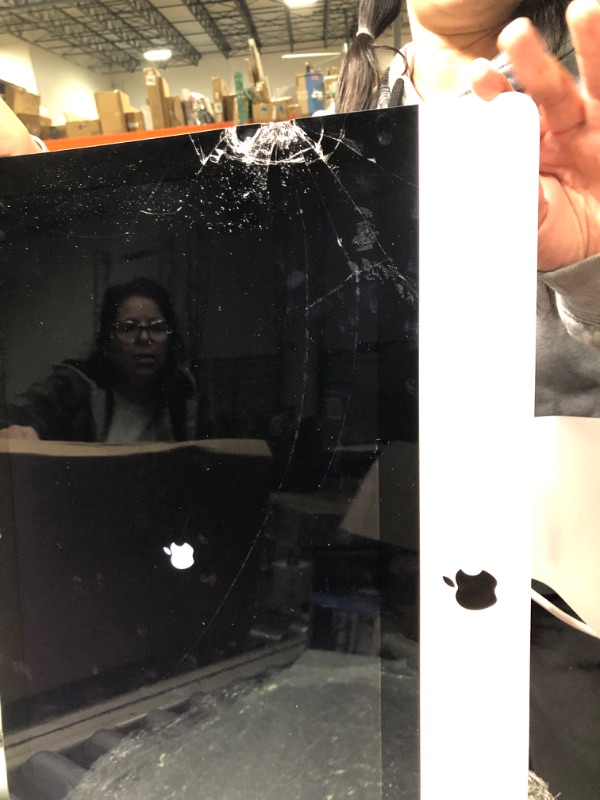 Photo 3 of ***parts only cracked screen**
iMac (Retina 4K, 21.5-inch, 2017)
Serial Number: D25TV00GJ1G9