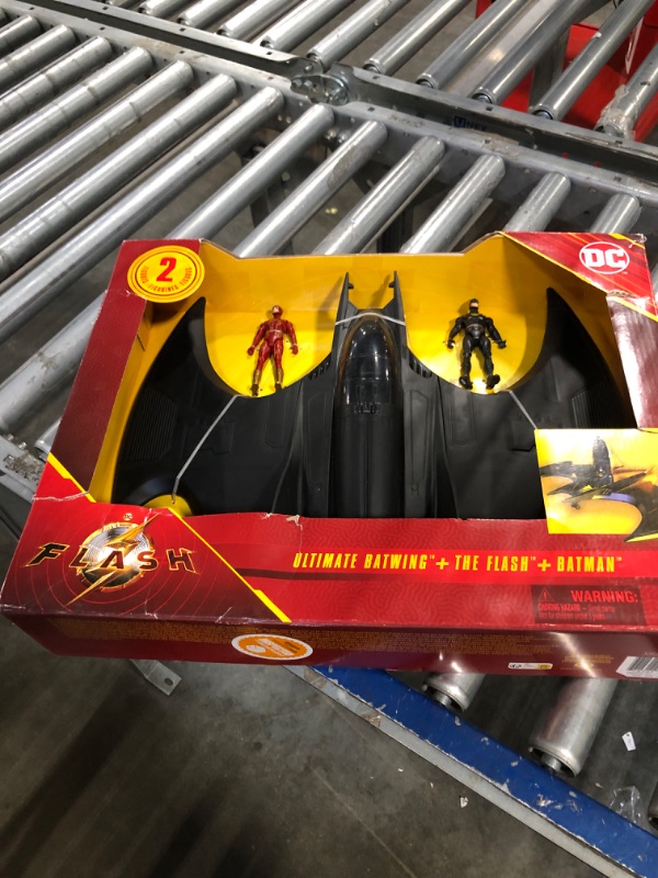 Photo 1 of DC Comics, The Flash Ultimate Batwing Set The Flash and Batman Action Figures, 4-inch Playset Kids Toys for Boys and Girls 3 and Up