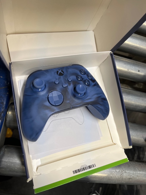 Photo 2 of ***MISSING BATTERIES***

Xbox Series X|S Wireless Controller - Vapor Series Blue
