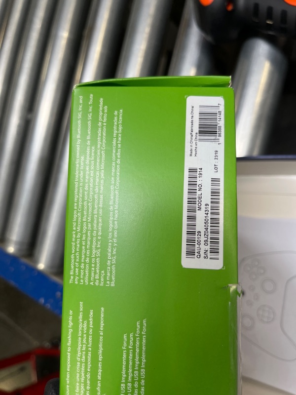 Photo 4 of ***MISSING BATTERIES***

Xbox Series X|S Wireless Controller - Vapor Series Blue
