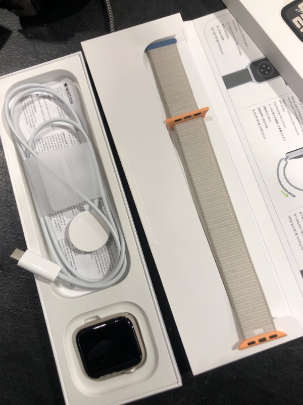 Photo 2 of (USED) (PEASE READ COMMENTS) Apple Watch SE (2nd Gen) [GPS 40mm] Smartwatch with Starlight Aluminum Case with Starlight Sport Loop. Fitness & Sleep Tracker, Crash Detection, Heart Rate Monitor, Carbon Neutral Starlight Aluminum Case with Starlight Sport L