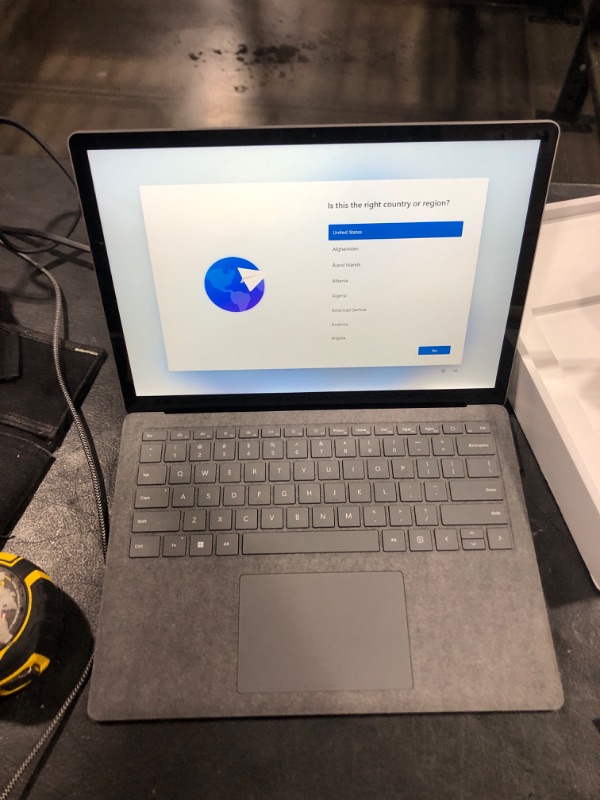 Photo 2 of (USED) Microsoft Surface Laptop 5 (2022), 13.5" Touch Screen, Thin & Lightweight, Long Battery Life, Fast Intel i7 Processor for Multi-Tasking, 16GB RAM, 512GB Storage with Windows 11, Platinum
