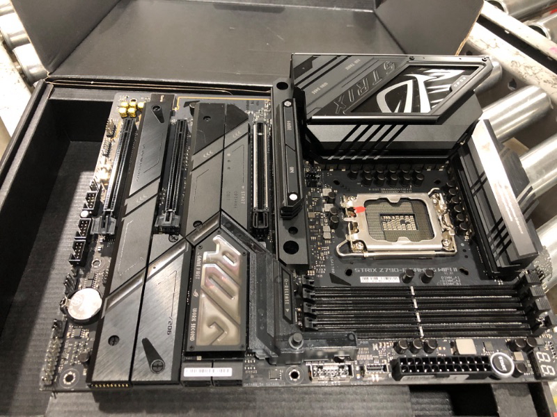 Photo 2 of ASUS ROG Strix Z790-E Gaming WiFi 6E LGA 1700(Intel 14th,13th&12th Gen) ATX gaming motherboard(PCIe 5.0, DDR5,18+1 power stages,2.5 Gb LAN,Thunderbolt 4,5xM.2, 1xPCIe 5.0 M.2,Front panel USB 3.2 port)