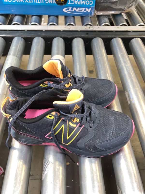 Photo 1 of WOMEN'S NEW BALANCE SNEAKERS SIZE 8.5