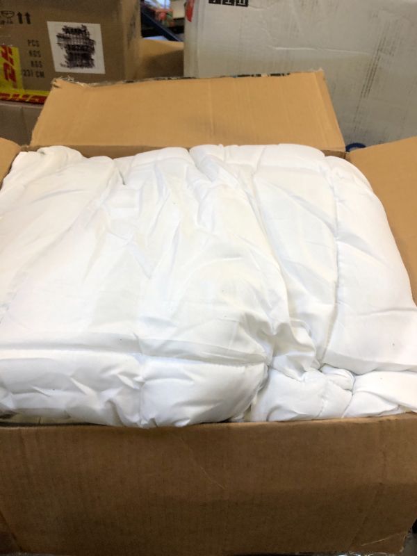 Photo 2 of Amazon Basics White Down Alternative Comforter and Duvet Insert with Corner Tabs (Twin, All-Season) Twin All-Season