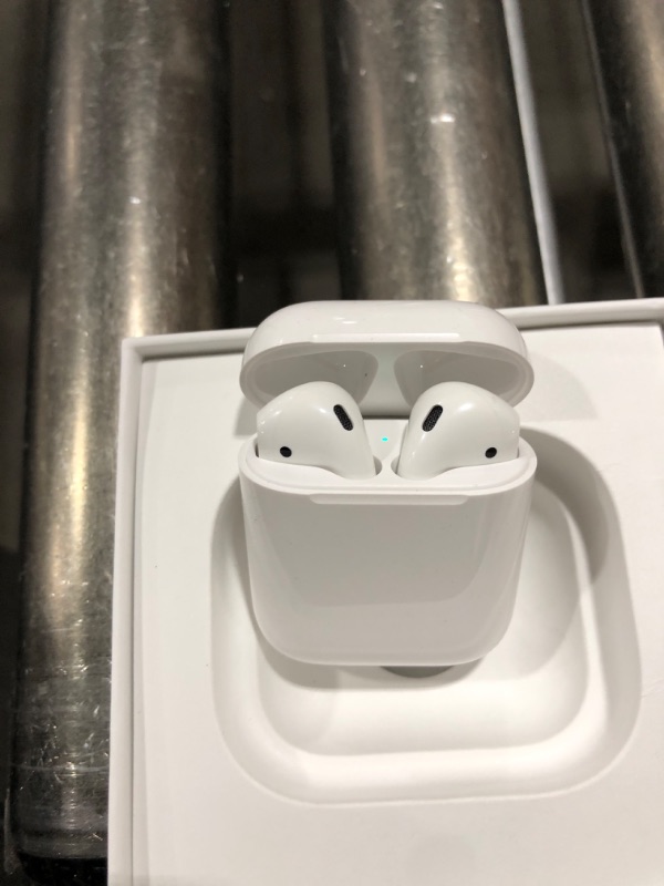 Photo 3 of Apple AirPods with Charging Case 