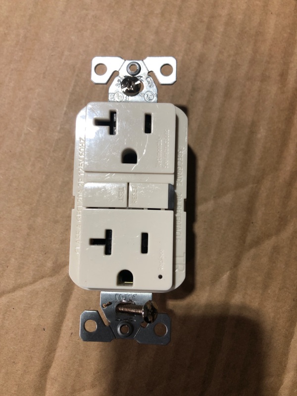Photo 1 of ** ONLY 1 **
Leviton GFTR1-3W SmarTest Self-Test SmartlockPro Slim GFCI Tamper-Resistant Receptacle with LED Indicator 