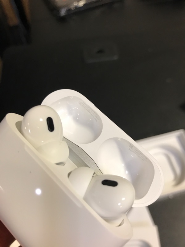 Photo 4 of Apple AirPods Pro (2nd Gen) Wireless Earbuds, Up to 2X More Active Noise Cancelling, Adaptive Transparency, Personalized Spatial Audio MagSafe Charging Case (Lightning) Bluetooth Headphones for iPhone
(USED)