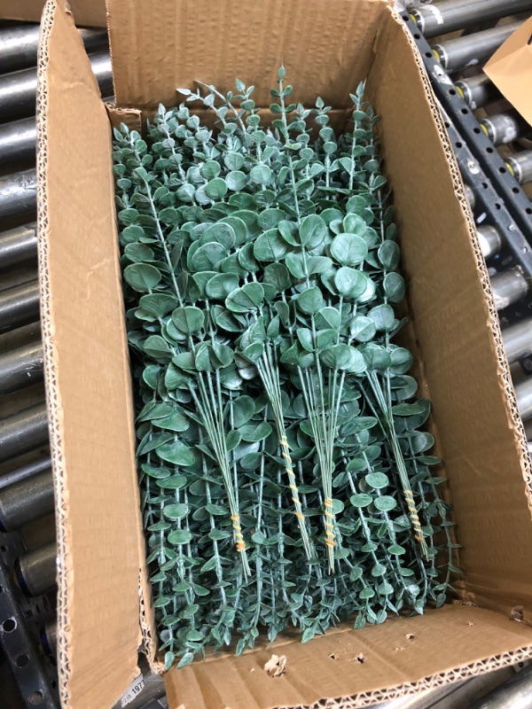 Photo 2 of 600 Pcs 3 Kinds Mixed Eucalyptus Leaves Stems Bulk Artificial Silver Dollar Eucalyptus Leaves Picks Dried Eucalyptus Bundle Faux Spray for Wedding Vase Bouquet Floral Arrangement Decor (Green) Green 600