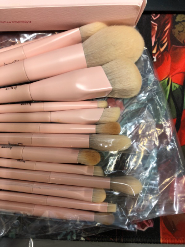 Photo 3 of +++BRUSHES HAVE BEEN USED+++ Jessup Pink Makeup Brushes Set 14Pcs Make up Brushes Premium Vegan Foundation Concealer Blush Eyeshadow Eyeliner Powder Highlighter Blending Face Brush
