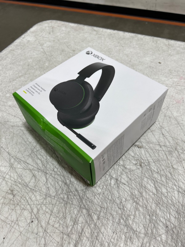 Photo 3 of Xbox Wireless Headset – Xbox Series X|S, Xbox One, and Windows Devices
