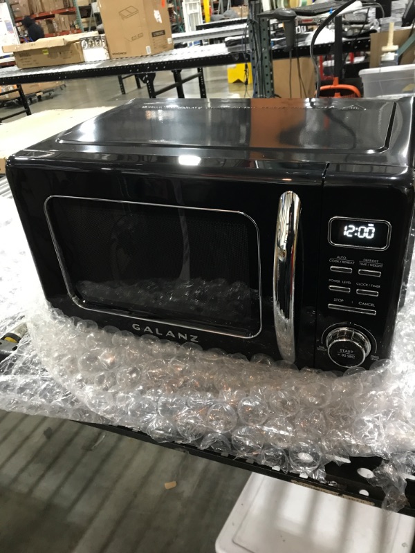 Photo 2 of 0.9 cu. ft. 900-Watt Retro Countertop Microwave in Black