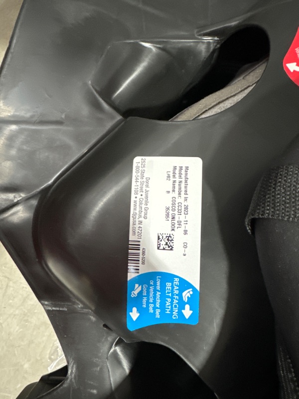 Photo 1 of *USED READ NOTES*Cosco Onlook 2-in-1 Convertible Car Seat, Rear-Facing 5-40 pounds and Forward-Facing 22-40 pounds and up to 43 inches, Black Arrows