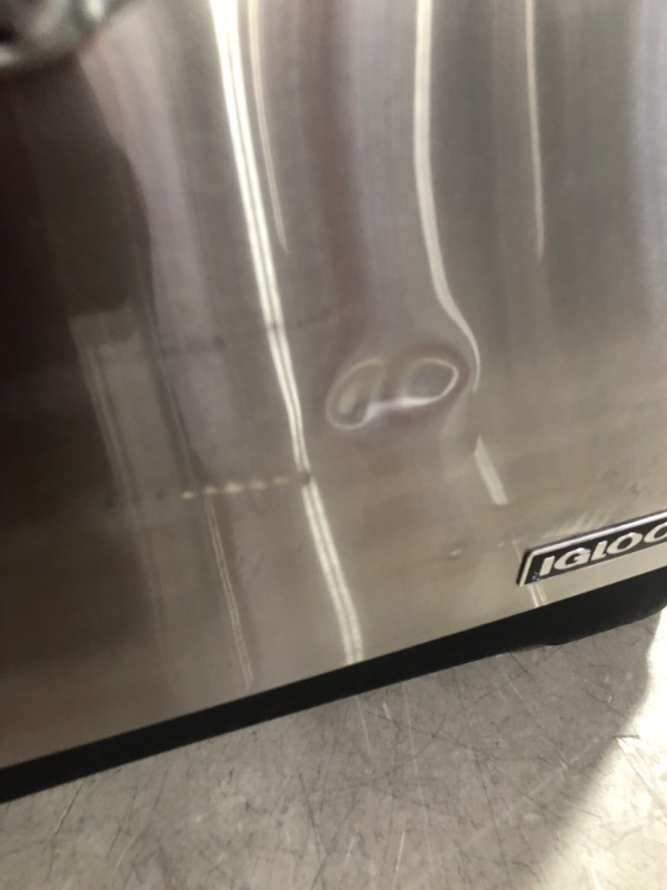 Photo 7 of ***DAMAGED - NO PACKAGING - SEE COMMENTS***
Igloo 54 Qt Steel Belted Legacy Stainless Steel Cooler with Bottle Opener