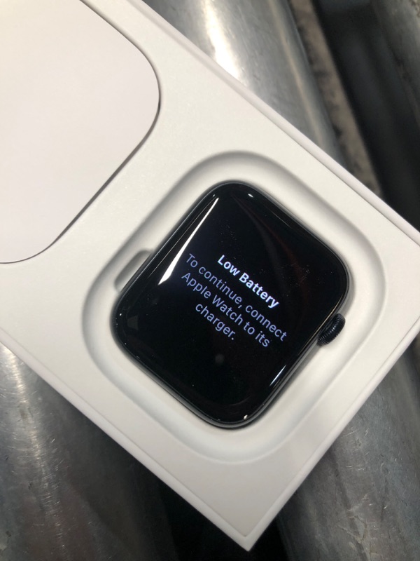 Photo 3 of (READ FULL POST) Apple Watch SE 2nd Generation (GPS) 44mm Midnight Aluminum Case with Midnight Sport Band - S/M