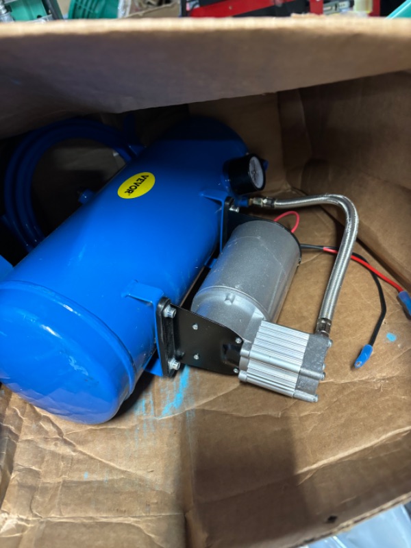 Photo 2 of **Slightly bent feet*
VEVOR 150PSI DC 12V Air Compressor with 6 Liter Tank 1.6 Gallon