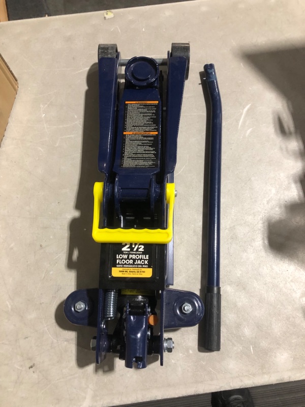 Photo 6 of ***USED - SEE COMMENTS - LEAKING OIL***
TCE TCET825051 Torin Hydraulic Low Profile Trolley Service/Floor Jack with Single Piston Quick Lift Pump, 2.5 Ton (5,000 lb) Capacity, Blue