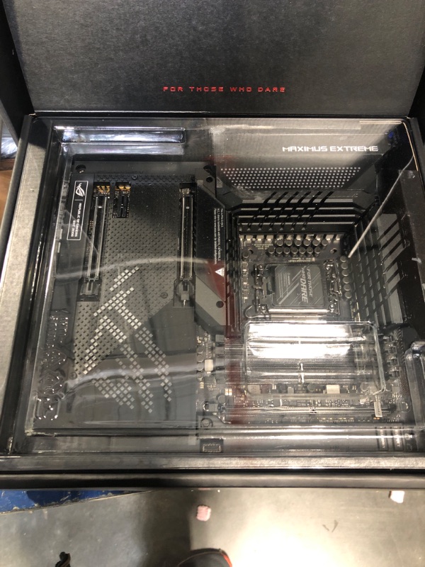 Photo 3 of ASUS ROG Maximus Z690 Extreme(WiFi 6E)LGA 1700(Intel 12th Gen)EATX gaming motherboard(PCIe5.0,DDR5,24+1 power stages,5x M.2,PCIe 5.0 M.2,10Gb&2.5GbLAN,2xThunderbolt 4,PCIe 5.0 Hyper M.2 card bundled)