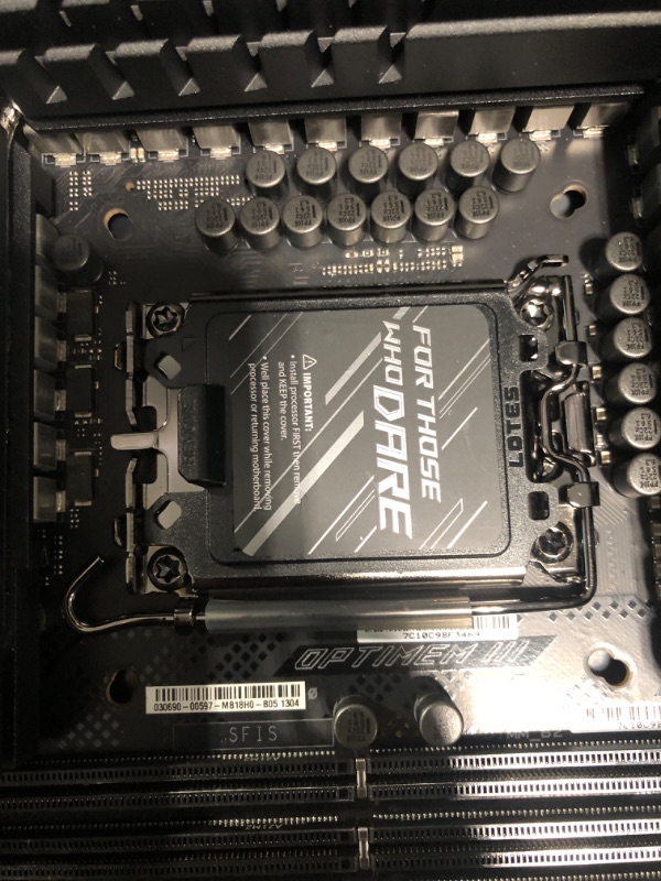 Photo 4 of ASUS ROG Maximus Z690 Extreme(WiFi 6E)LGA 1700(Intel 12th Gen)EATX gaming motherboard(PCIe5.0,DDR5,24+1 power stages,5x M.2,PCIe 5.0 M.2,10Gb&2.5GbLAN,2xThunderbolt 4,PCIe 5.0 Hyper M.2 card bundled)