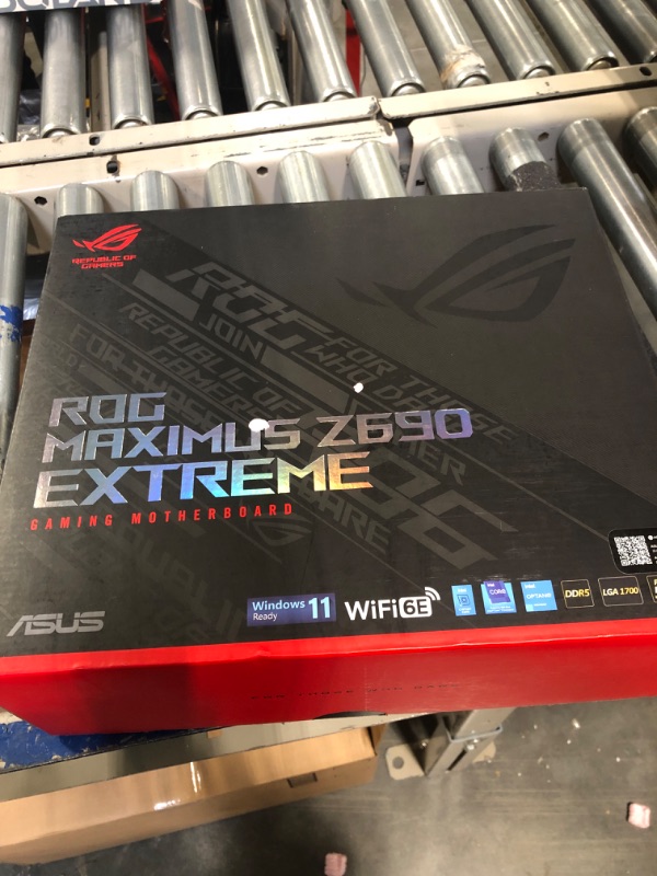 Photo 2 of ASUS ROG Maximus Z690 Extreme(WiFi 6E)LGA 1700(Intel 12th Gen)EATX gaming motherboard(PCIe5.0,DDR5,24+1 power stages,5x M.2,PCIe 5.0 M.2,10Gb&2.5GbLAN,2xThunderbolt 4,PCIe 5.0 Hyper M.2 card bundled)