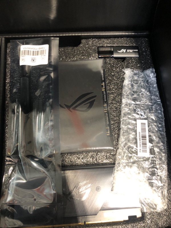 Photo 1 of ASUS ROG Maximus Z690 Extreme(WiFi 6E)LGA 1700(Intel 12th Gen)EATX gaming motherboard(PCIe5.0,DDR5,24+1 power stages,5x M.2,PCIe 5.0 M.2,10Gb&2.5GbLAN,2xThunderbolt 4,PCIe 5.0 Hyper M.2 card bundled)