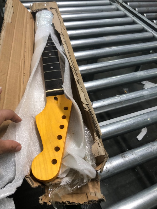 Photo 1 of 21 Fret Electric Guitar Neck Maple Fingerboard for ST Strat Style Replacement Electric Guitar (ST) 21 Frets