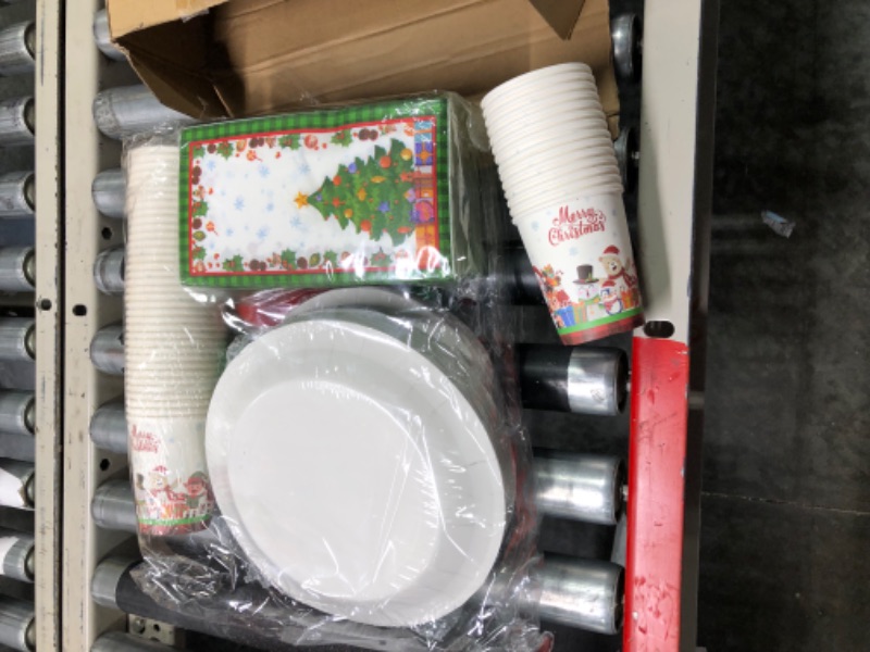 Photo 3 of 400 Pcs Christmas Disposable Dinnerware Set Serve 50 Xmas Tree Santa Claus Party Supplies Red Green Plaid Paper Dinner Dessert Plates Napkins Cups with Knife Fork Spoon for Xmas Holiday Housewarming