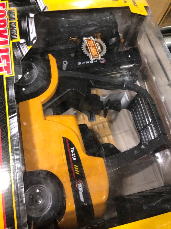 Photo 2 of ***FOR PARTS ONLY - REMOTE DOESNT FUNCTION***

Top Race Jumbo Remote Control Forklift 13 Inch Tall, 8 Channel Full Functional Professional RC Forklift Construction Toys, High Powered Motors, 1:10 Scale - Heavy Metal - (TR-216)